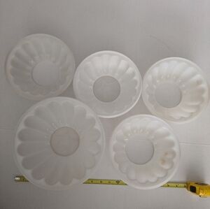 Tupperware Jello Molds, see pics on what's included. 5 pieces, no lids